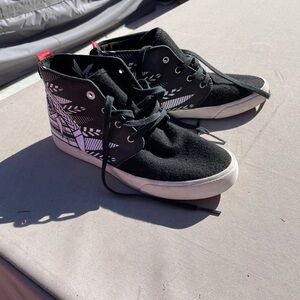 Bucket feet high tops size 8